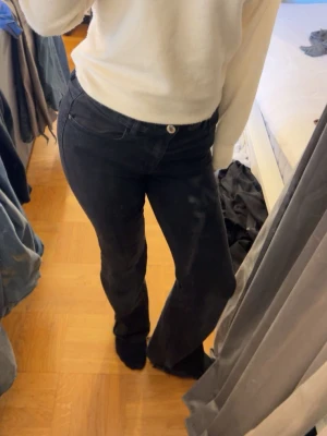  ONLY - Svarta bootcut jeans från ONLY.