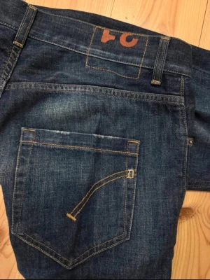 Mörkblåa Dondup - Säljer ett par mörkblå jeans från DonDup. Det är storlek 31 och är nästan helt oanvända. Skriv vid frågor!