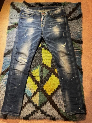 Dsquared2 jeans - Riktigt fina jeans som var lite för stora för mig. Dem är i str 48 och vet inte exakt vad som klassas som midjan  i W. Vill bli av med dem kan gå ned ganska mycket i pris vid snabb affär!👊🏼🔥