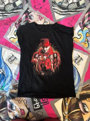 Till Lindeman - Till Lindeman tröja från hans tour 2023. Sångaren i Rammstein. Storlek M, aldrig använd. Priset går att diskuteras och jag möts gårna upp☺️