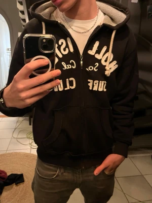 Svart hollister zip hoodie  - En riktigt snygg hoodie från hollister, materialet är lite tjockare så är väldigt skön och passar även utan en jacka. Storleken är M men passar nog S utan problem. Skriv vid frågor 
