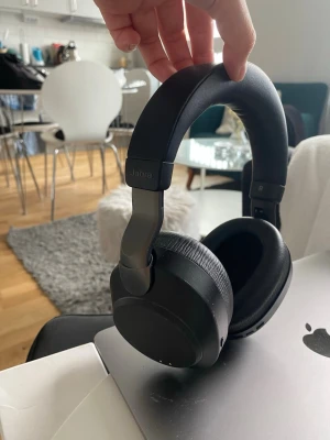 Jabra Evolve2 85 - Hörlurar - Svarta Jabra Evolve2 85 hörlurar. Använts till arbete, felfria. Nypris ca. 4 000 kr. Mitt pris 2 000 kr. Säljes pågrund av att den ej kommer till användning mer. Kan fraktas eller mötas upp i Göteborg! 