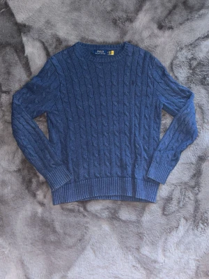 Ralph lauren tröja - Kabelstickad mörkblå tröja. Använd men i bra skick!