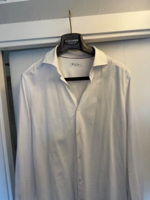 Vit Piké skjorta från Loro Piana  - Vit piké skjorta från Loro Piana 