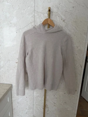 Gran sasso hoodie  - Tja säljer min asfeta gran sasso hoodie i storlek 48 vilket motsvarar S/m men den är krympt lite i tvätten så skulle säga den sitter som en xs skicket är bra lite nopprig bara men annars jätte bra skick. Nypris på denna är ca 2500 kr. Tveka inte höra av dig vid funderingar 