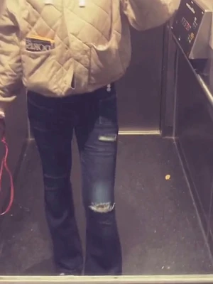 Mörkblå bootcut jeans med slitningar - Snygga mörkblå bootcut jeans med slitningar och trasiga detaljer på knäet. Jeansen har en klassisk femficksmodell och en något utsvängd passform nertill. Perfekta för en trendig och avslappnad look.