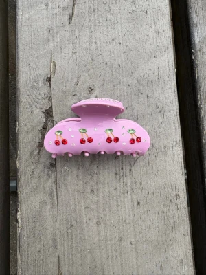 Rosa hårklämma med körsbär  - Söt rosa hårklämma med körsbär och silikon på insidan som skapar en antislip funktion. Håller sig på plats hela dagen🤩