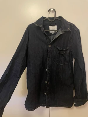 Mörkblå jeansskjorta  - Använd 1 gång 