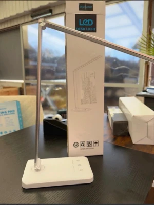 Vit LED skrivbordslampa - Modern och stilren LED skrivbordslampa i vitt med justerbar arm i metall. Lampan har touchknappar på foten för enkel styrning och levereras i originalförpackning. Perfekt för skrivbordet eller arbetsplatsen.