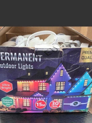 LED ljusslinga 15 meter, 30 lampor - Säljer en LED ljusslinga för både inomhus- och utomhusbruk. Slingan är 15 meter lång och har 30 starka lampor. Perfekt för att dekorera huset eller trädgården med färgglada ljus. Enkel att montera och ger ett snyggt intryck året runt.
