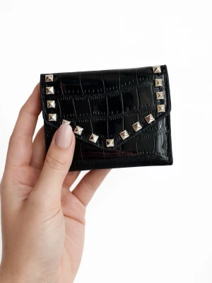 Plånbok krokodilmönster silver nitar  - Stilren plånbok tillverkad i veganskt läder med handgjorda nitar och egendesignade detaljer. Plånboken är vikbar och stängs med knapp. Plånboken rymmer flera kort och har praktiska fack som gör den både funktionell och stilren – samtidigt som den ger din outfit en extra touch.  Storlek: 9 × 11 cm 💌 