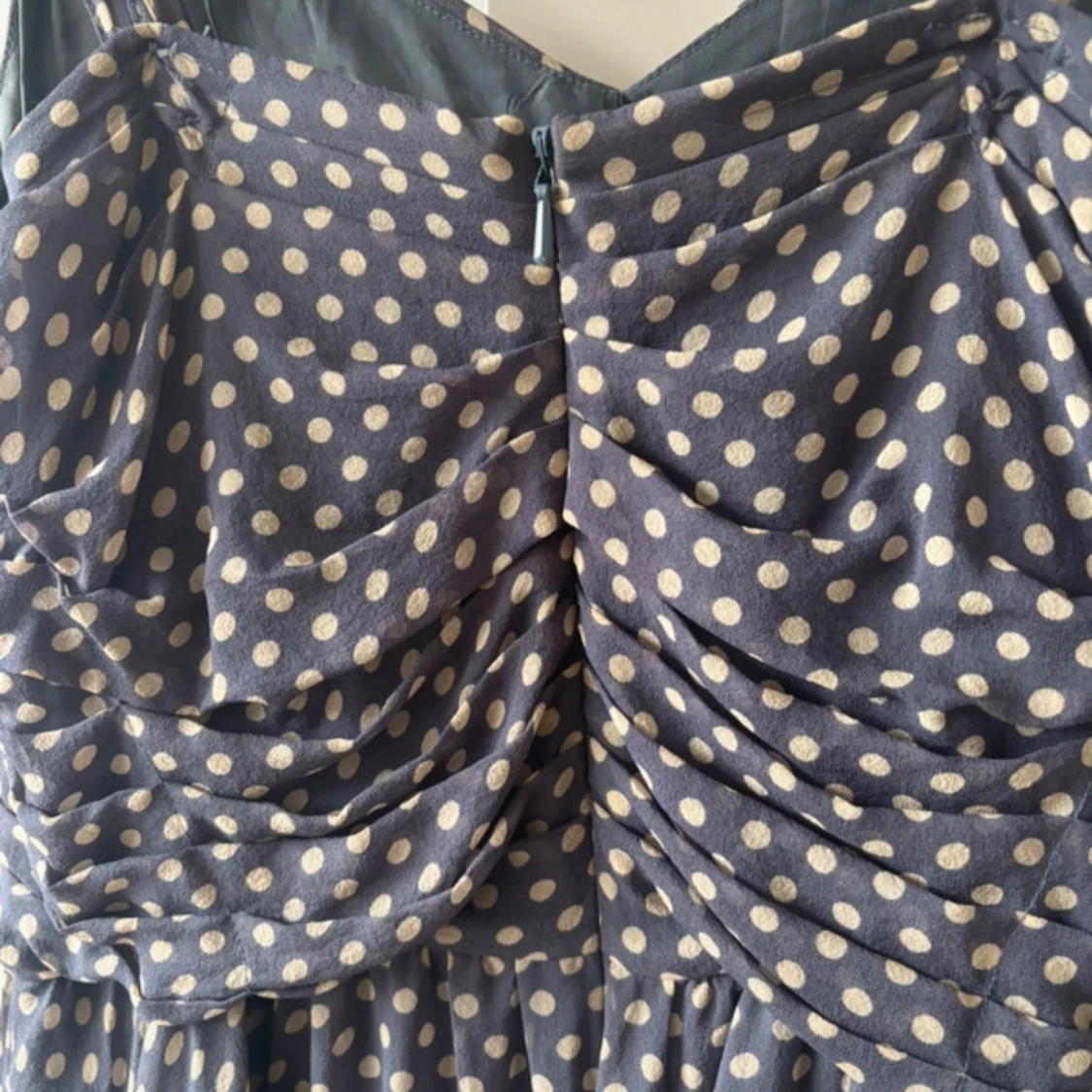 Mörkblå prickig klänning - 1