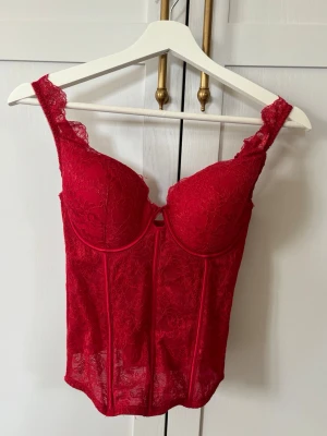 Röd korsett 75D - Supersnygg röd korsett i storlek 75D som är använd fåtal gånger. Vadderade kupor men inte push-up.💖