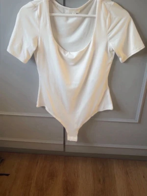 Vit body - Vit body, jättefint skick. Nästan aldrig använd. Pris kan diskuteras!