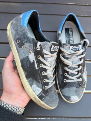 Golden goose supestar sneakers - Säljer dessa sjukt feta och coola golden goose superstar sneakers! Size 41-42. Skick 8,5/10 lite slitna baktill annars super fina! Nypris ca 8000kr. Hör av dig vid frågor . Fraktar inom 24H🤩📦