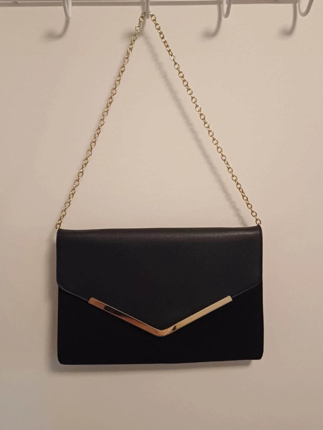 Svart kuvertväska med guldkedja
