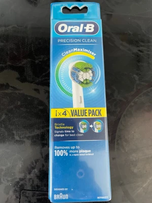 Oral-B Precision Clean borsthuvuden 4-pack - Oral-B Precision Clean CleanMaximiser borsthuvuden i 4-pack. Passar eltandborstar från Oral-B (ej Pulsonic/iO). Borststrån med Bristle Technology som signalerar när det är dags att byta. Förpackningen är blå och vit med tydliga produktbilder.     Butikspris ca 239:-