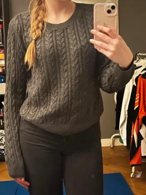 Mörkgrå kabelstickad tröja - En mörkgrå tunt stickad tröja från H&M🌸