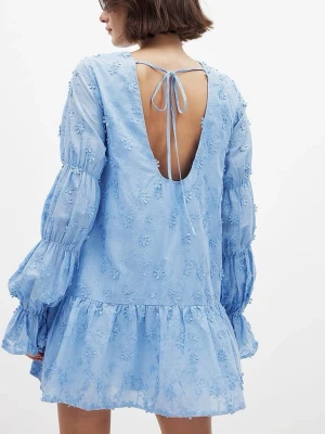 Blå kort klänning med öppen rygg - Supersöt ljusblå kort klänning med volangkant, broderade blommor och puffiga långärmar. Klänningen har öppen rygg med knytband i nacken och är perfekt för sommaren💕