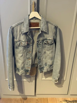  Crocker jeansjacka  - Jättesnygg jeansjacka från Crocker i storlek S. Sitter väldigt snyggt och nice till vår/sommar. 