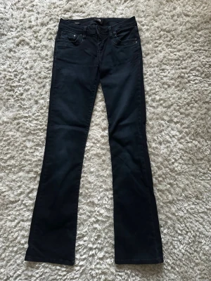 Svarta bootcut jeans från LTB W24L32 - Snygga svarta bootcut jeans från LTB, modell Valerie. De är mörkblåa i färgen ”nattblå”. Lite blekta längst ner 