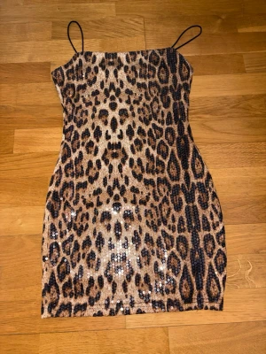 Leopard paljett klänning - Storlek S, köpt i Spanien.