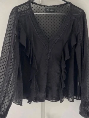 Svart prickig blus med volanger - Super fin, köööp❤️❤️🥰