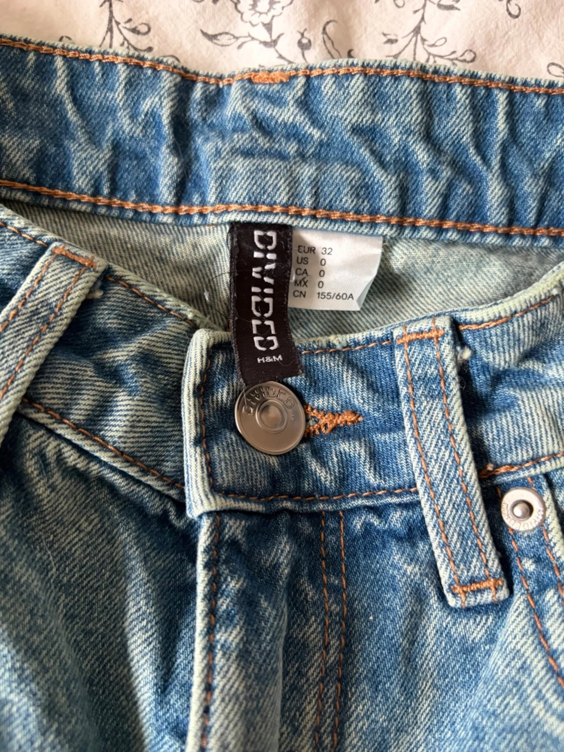 Högmidjade jeansshorts - 2