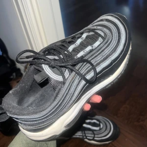 Nike air max 97  - Snygga svarta Nike sneakers! Storlek 38.5 🩷