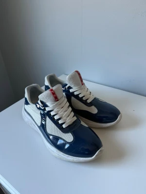 Prada cups blå - Säljer mina Prada cups blå. Perfekt nu till sommaren. Skor snygga och elegant skor. Beställdes för runt 1 år sedan. Använt sen dess men it så många gånger. Mailet finns fortfarande.