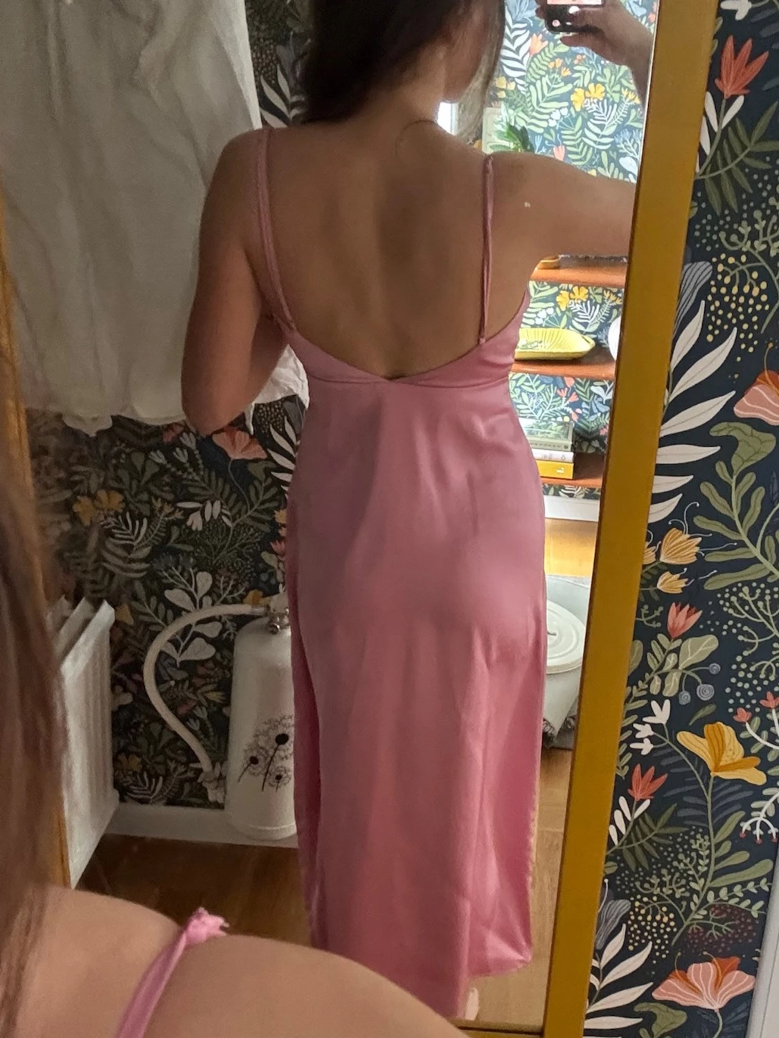 Rosa långklänning i satin-look till nians bal - 1