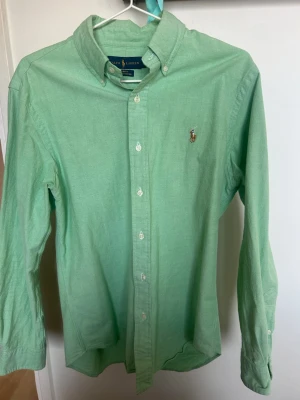 Grön skjorta från Ralph Lauren M - Snygg grön Raffe skjorta. I storlek M, hör av er vid frågor/funderingar.
