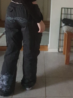 Ed Hardy cargobyxor - Säljer då de inte kommer till användning. parachute pants liknande material💋 