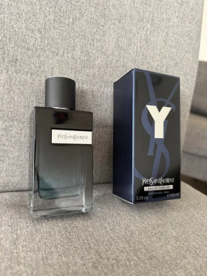 Yves Saint Laurent Y Eau de Parfum - Snygg parfym från Yves Saint Laurent, Y Eau de Parfum. Flaskan är stilren i mörkgrått glas med svart lock och tydlig logga på framsidan. Kommer i originalkartong med modern design. Perfekt för dig som gillar exklusiva dofter och vill ha något som sticker ut i badrumsskåpet.