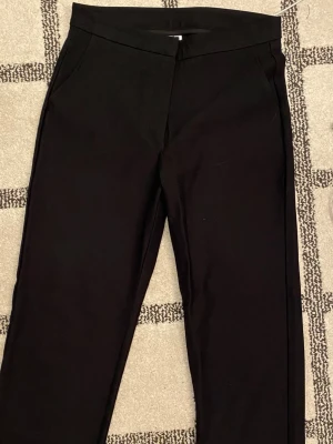 Svarta raka kostymbyxor - Säljer ett par helt nya kostymbyxor i tjockt material. Storlek 38