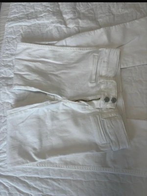 Vita jeans - Vita jeans i bra skick. Priset går att disskutera. Slt 164 men passar mig som vanligtvis har xs