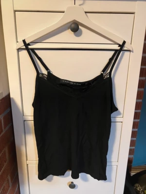 Svart linne med spets  - Svart linne med spets från Lager157, ny och oanvänd. 