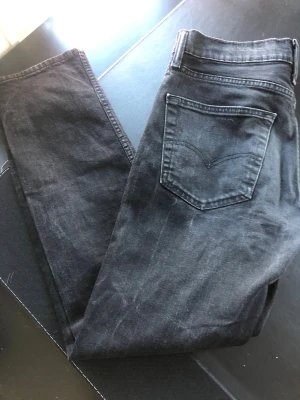 Levi’s 502 - Säljer ett par riktigt snygga Levi’s 502. Storleken på jeansen är W30, L32. Passar XS/S/M. Perfekta till vardagslooken och passar till det mesta. Säljs för 199 pga att jag inte får användning av dem och nypris är 700-1000kr!☺️