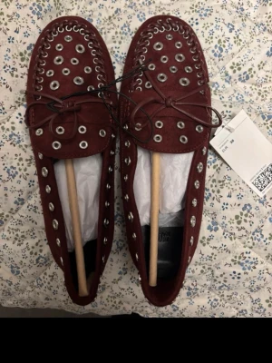 Vinröda loafers  - Vinröda loafers från HM, helt oanvända bara testade 😊 säljer pga för små.