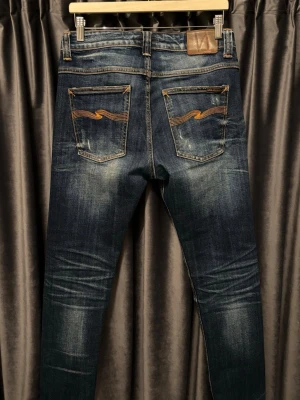 Nudie jeans - SLITNINGAR - Nudie jeans - skick 9/10, mycket fint skick! - modell: Thin Finn - storlek 30/32, passar slim fit, men kan även sitta mer straight om man vanligtvis har en mindre midjestorlek - utan tvekan, de FETASTE nudie jeansen jag skådat! - hör av er vid frågor🙌🤩