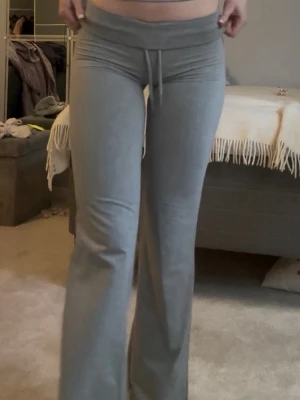 Grå mjukisbyxor - Superfina grå mjukisbyxor med bootcut-modell och bred resår i midjan från lager 157, storlek xxs. Supersköna men säljer då de är lite för små för mig, pris kan diskuteras vid snabbt köp💕