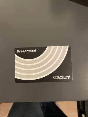 Presentkort Stadium 1000 kr - Presentkort från Stadium laddat med 1000 kr. Kan användas i alla Stadiumbutiker i Sverige och på stadium.se. Ej använt någon krona av presentkortet.