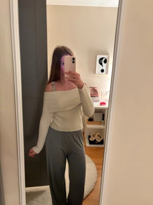 Off shoulder ribbad vit tröja - Trendig off shoulder tröja i ribbat material och mjuk vit färg. Den är bara använd ca. 5 gånger. Använder inte längre. Priset kan diskuteras ❣️