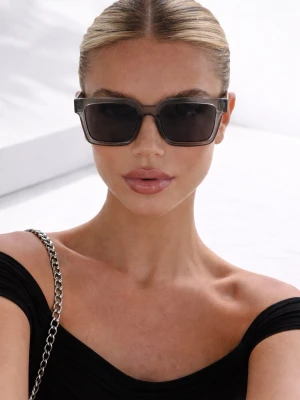 Grå fyrkantiga solglasögon - Stilrena solglasögon med transparent grå båge och mörka glas. De har en trendig, fyrkantig form som ger en modern vibe och passar perfekt till sommarens alla outfits. Bågarna är tillverkade i syntetmaterial och har en clean, minimalistisk look.