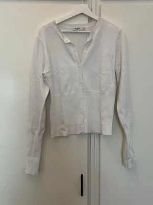 Kofta - Super fin figursyd kofta i storlek M/L från NA-KD. Så skönt material och väldigt snygg 💞