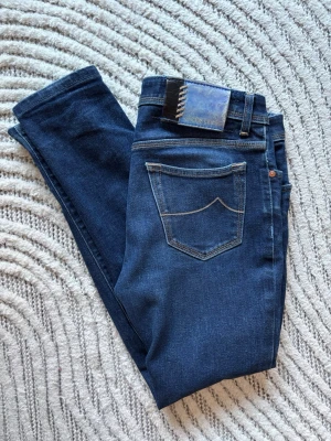 Jacob Cohën jeans - Säljer dessa feta Cohën jeansen i modellen BARD. Jeansen är i fint skick, ända flawet är badgen (se sista bilden).