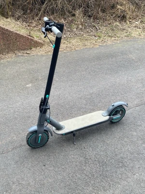 Svart och grå elsparkcykel - En elsparkcykel som heter ook.tek hastighet 45kmh men den åker på riktigt 34 kmh och bromsen funkar helt normal kom med en laddare och bellen fungerar inte men ni kan fixa den och vi kan diskutera med priset ligger I Sverige Göteborg Bergsjön 