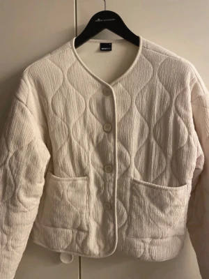 quiltad jacka  - Säljer min cream vita jacka då den inte kommer till användning!💗