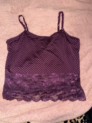 Linne - Linnet är i storlek 46/48 men sitter som en s/m. Dem har spets nertill och söta band.