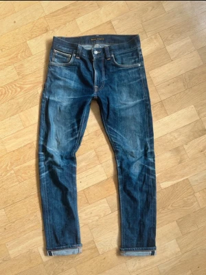 Blå jeans från Nudie Jeans - Säljer nu dessa otroligt snygga nudie selvedge jeans i modellen Lean Dean, storleken är W28, L32. Skriv vid frågor eller funderingar!
